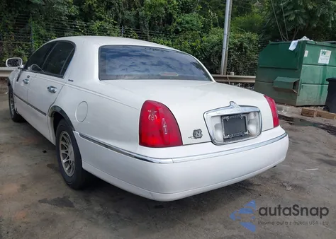 2001 Lincoln Town Car Signature from USA, damaged, VIN 1LNHM82W71Y612332